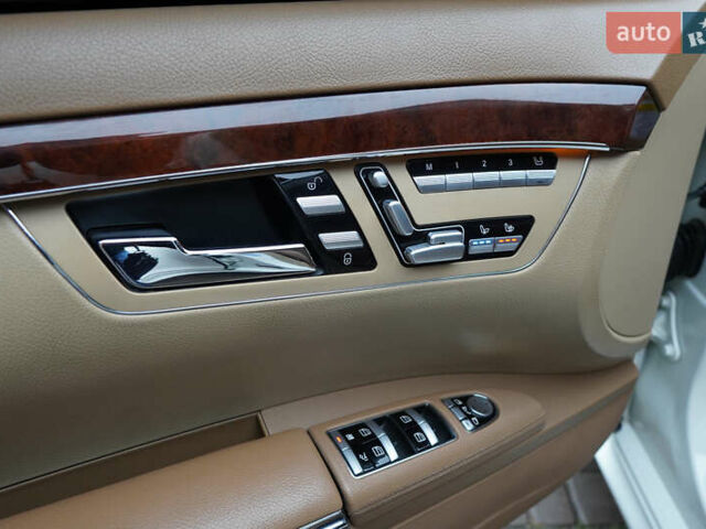 Білий Мерседес С Клас, об'ємом двигуна 5.5 л та пробігом 240 тис. км за 17500 $, фото 17 на Automoto.ua