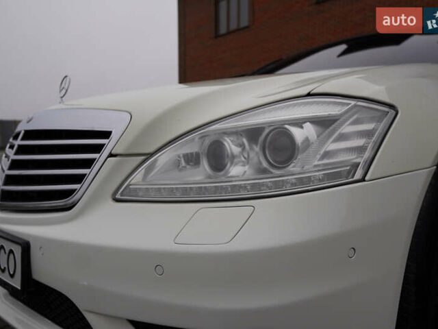 Білий Мерседес С Клас, об'ємом двигуна 5.5 л та пробігом 240 тис. км за 17500 $, фото 14 на Automoto.ua
