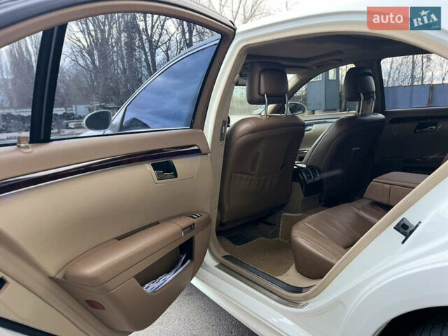 Білий Мерседес С Клас, об'ємом двигуна 5.5 л та пробігом 177 тис. км за 12900 $, фото 44 на Automoto.ua