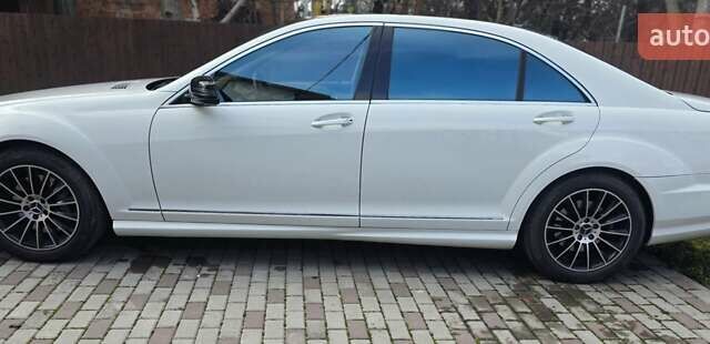 Белый Мерседес С Класс, объемом двигателя 5.5 л и пробегом 197 тыс. км за 15500 $, фото 1 на Automoto.ua