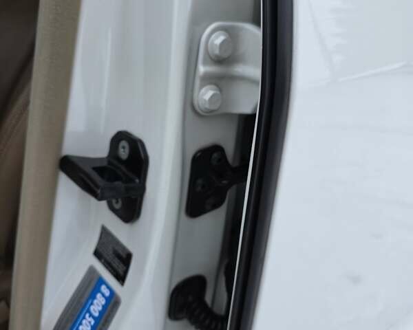 Белый Мерседес С Класс, объемом двигателя 5.5 л и пробегом 180 тыс. км за 13900 $, фото 25 на Automoto.ua