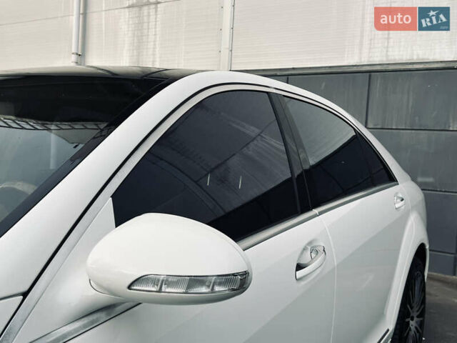 Білий Мерседес С Клас, об'ємом двигуна 5.5 л та пробігом 177 тис. км за 12900 $, фото 55 на Automoto.ua
