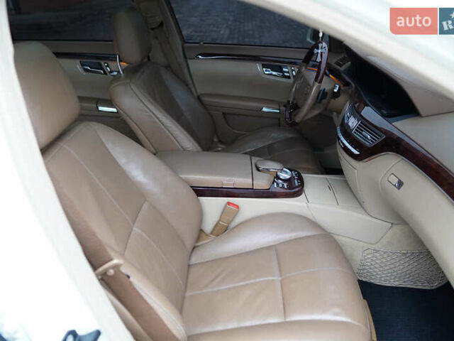 Білий Мерседес С Клас, об'ємом двигуна 5.5 л та пробігом 240 тис. км за 17500 $, фото 15 на Automoto.ua