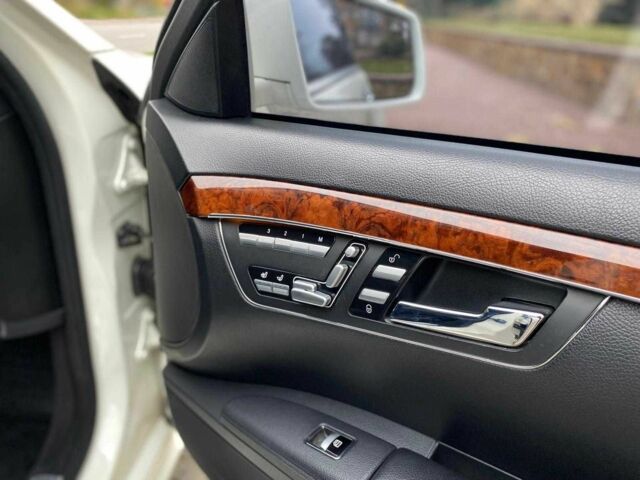 Білий Мерседес С Клас, об'ємом двигуна 5.5 л та пробігом 240 тис. км за 15500 $, фото 19 на Automoto.ua