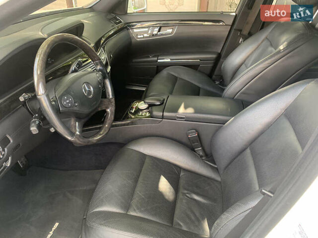 Белый Мерседес С Класс, объемом двигателя 5.5 л и пробегом 285 тыс. км за 15345 $, фото 31 на Automoto.ua