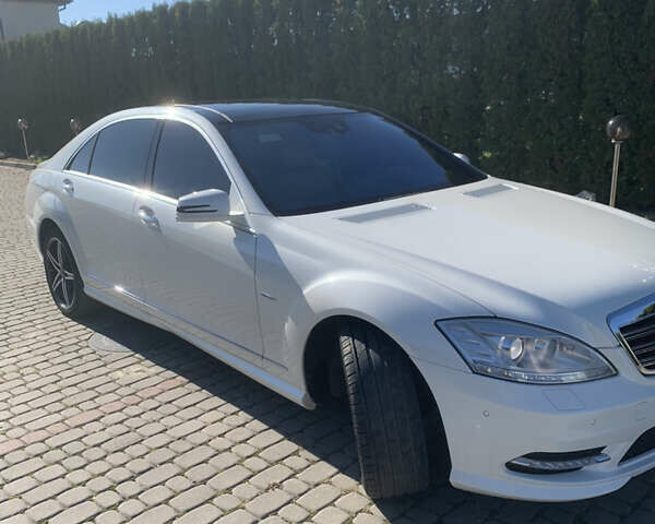 Белый Мерседес С Класс, объемом двигателя 3.2 л и пробегом 273 тыс. км за 19999 $, фото 1 на Automoto.ua