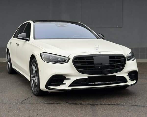 Белый Мерседес С Класс, объемом двигателя 4 л и пробегом 140 тыс. км за 100000 $, фото 2 на Automoto.ua