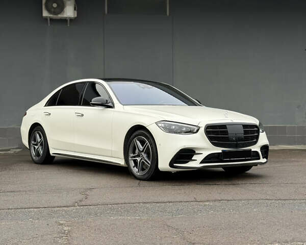 Белый Мерседес С Класс, объемом двигателя 4 л и пробегом 140 тыс. км за 100000 $, фото 3 на Automoto.ua