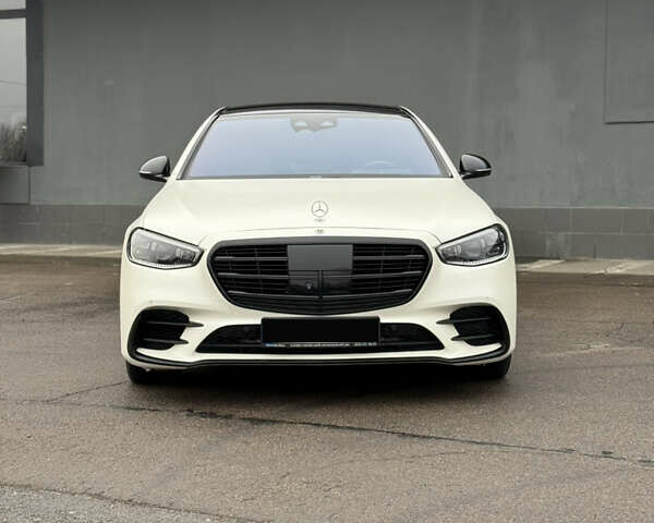 Белый Мерседес С Класс, объемом двигателя 4 л и пробегом 140 тыс. км за 100000 $, фото 1 на Automoto.ua