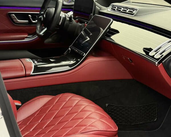 Белый Мерседес С Класс, объемом двигателя 4 л и пробегом 140 тыс. км за 100000 $, фото 31 на Automoto.ua