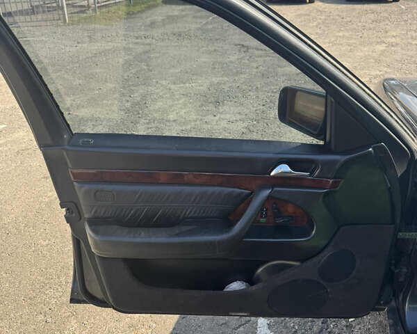 Черный Мерседес С Класс, объемом двигателя 5 л и пробегом 440 тыс. км за 8000 $, фото 5 на Automoto.ua