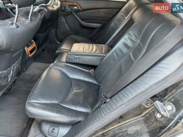 Черный Мерседес С Класс, объемом двигателя 5 л и пробегом 400 тыс. км за 3500 $, фото 1 на Automoto.ua