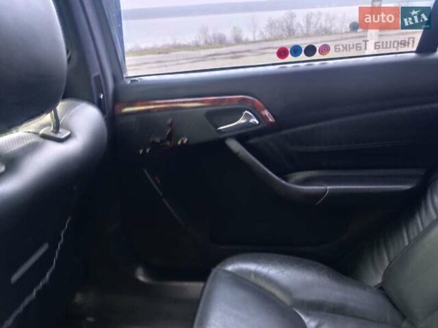 Черный Мерседес С Класс, объемом двигателя 5 л и пробегом 477 тыс. км за 4000 $, фото 4 на Automoto.ua