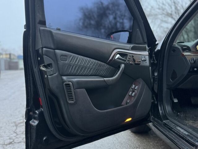 Чорний Мерседес С Клас, об'ємом двигуна 5 л та пробігом 200 тис. км за 3999 $, фото 5 на Automoto.ua