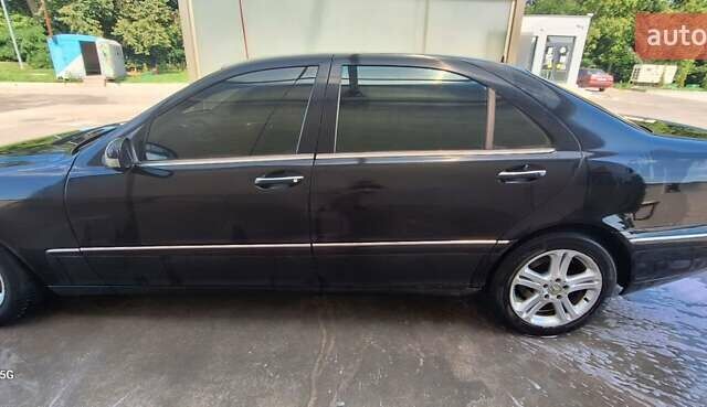Черный Мерседес С Класс, объемом двигателя 4.3 л и пробегом 497 тыс. км за 4000 $, фото 9 на Automoto.ua