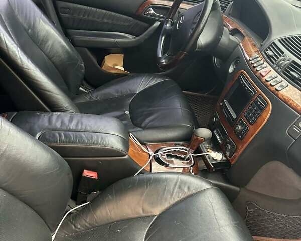 Чорний Мерседес С Клас, об'ємом двигуна 4 л та пробігом 300 тис. км за 3800 $, фото 6 на Automoto.ua