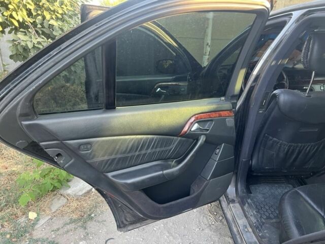 Черный Мерседес С Класс, объемом двигателя 0 л и пробегом 330 тыс. км за 2500 $, фото 6 на Automoto.ua