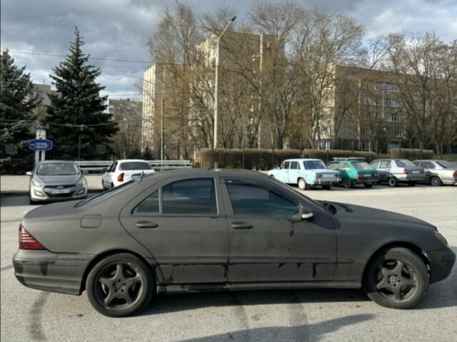 Черный Мерседес С Класс, объемом двигателя 4.3 л и пробегом 300 тыс. км за 5800 $, фото 8 на Automoto.ua