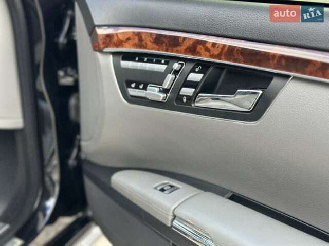 Черный Мерседес С Класс, объемом двигателя 5.5 л и пробегом 299 тыс. км за 9500 $, фото 31 на Automoto.ua