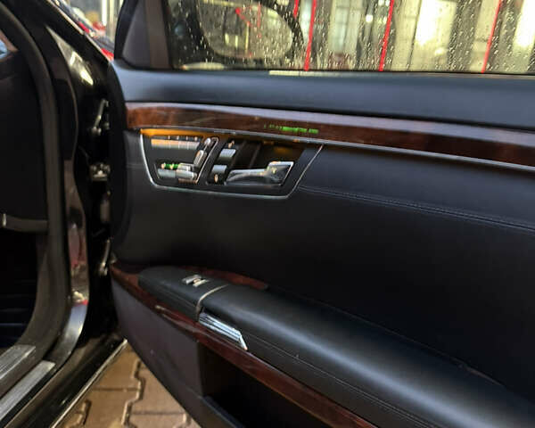 Чорний Мерседес С Клас, об'ємом двигуна 5.5 л та пробігом 330 тис. км за 7350 $, фото 16 на Automoto.ua