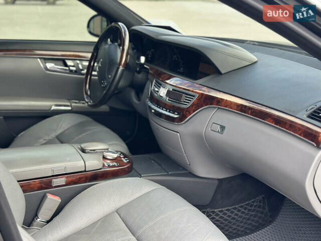 Черный Мерседес С Класс, объемом двигателя 5.5 л и пробегом 299 тыс. км за 9500 $, фото 30 на Automoto.ua