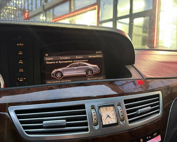 Чорний Мерседес С Клас, об'ємом двигуна 5.5 л та пробігом 330 тис. км за 7350 $, фото 19 на Automoto.ua