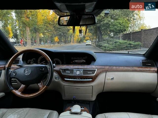 Чорний Мерседес С Клас, об'ємом двигуна 5.46 л та пробігом 387 тис. км за 10500 $, фото 22 на Automoto.ua
