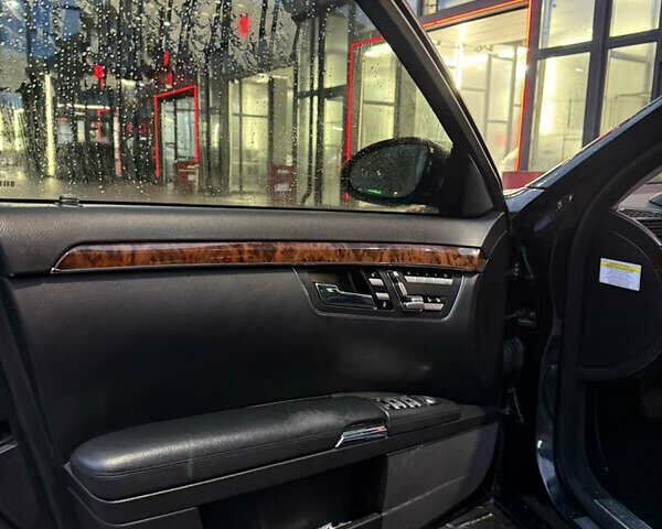 Чорний Мерседес С Клас, об'ємом двигуна 5.5 л та пробігом 330 тис. км за 7350 $, фото 13 на Automoto.ua