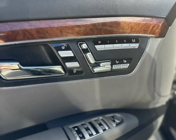 Черный Мерседес С Класс, объемом двигателя 5.5 л и пробегом 299 тыс. км за 9500 $, фото 27 на Automoto.ua