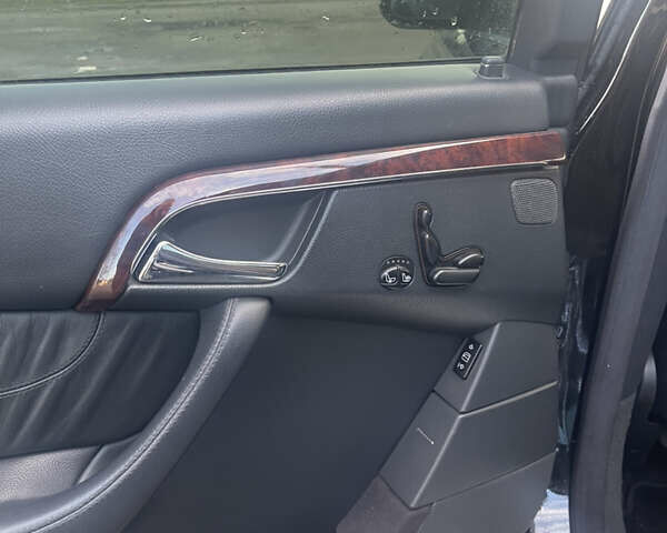 Черный Мерседес С Класс, объемом двигателя 3.72 л и пробегом 313 тыс. км за 4900 $, фото 13 на Automoto.ua