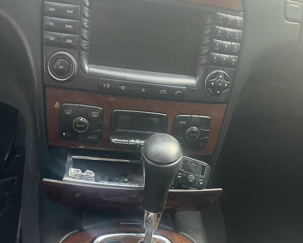 Черный Мерседес С Класс, объемом двигателя 3.72 л и пробегом 313 тыс. км за 4900 $, фото 12 на Automoto.ua