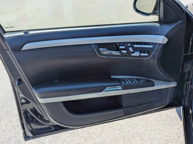 Черный Мерседес С Класс, объемом двигателя 5.5 л и пробегом 217 тыс. км за 10999 $, фото 11 на Automoto.ua