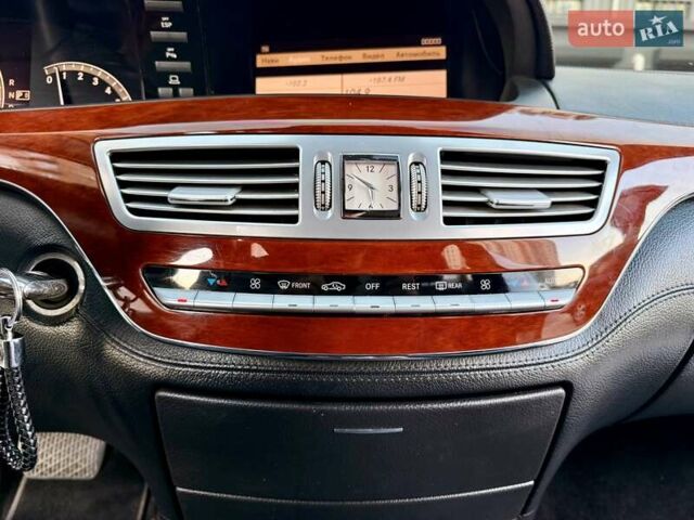 Чорний Мерседес С Клас, об'ємом двигуна 5.5 л та пробігом 375 тис. км за 10200 $, фото 23 на Automoto.ua