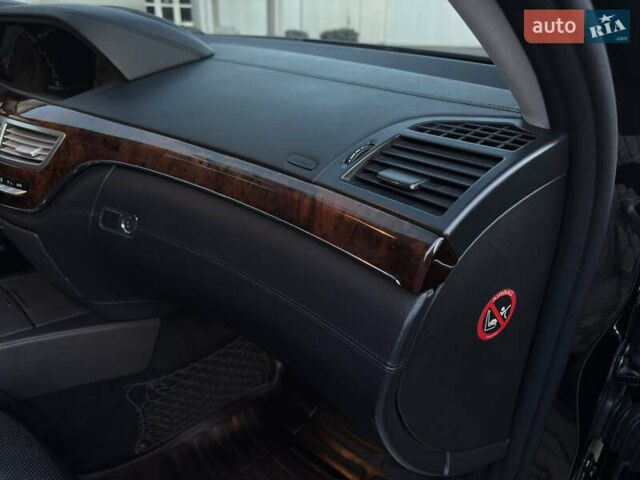 Чорний Мерседес С Клас, об'ємом двигуна 5.46 л та пробігом 224 тис. км за 11200 $, фото 5 на Automoto.ua
