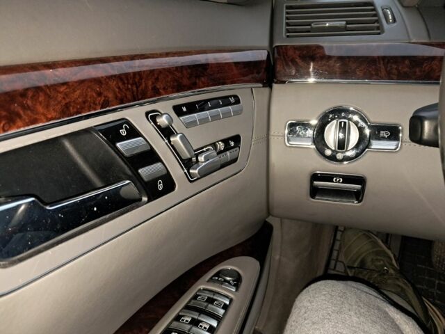 Чорний Мерседес С Клас, об'ємом двигуна 5.5 л та пробігом 168 тис. км за 15000 $, фото 5 на Automoto.ua