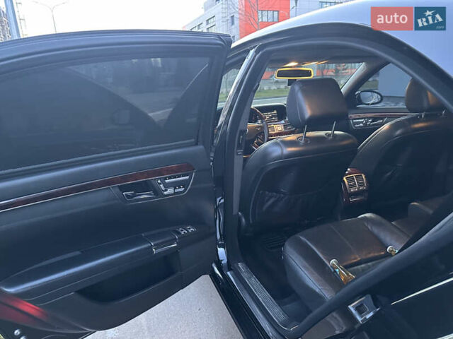 Черный Мерседес С Класс, объемом двигателя 5.5 л и пробегом 297 тыс. км за 9500 $, фото 18 на Automoto.ua