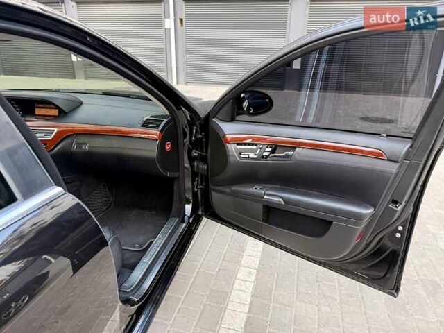 Чорний Мерседес С Клас, об'ємом двигуна 5.5 л та пробігом 375 тис. км за 10200 $, фото 12 на Automoto.ua
