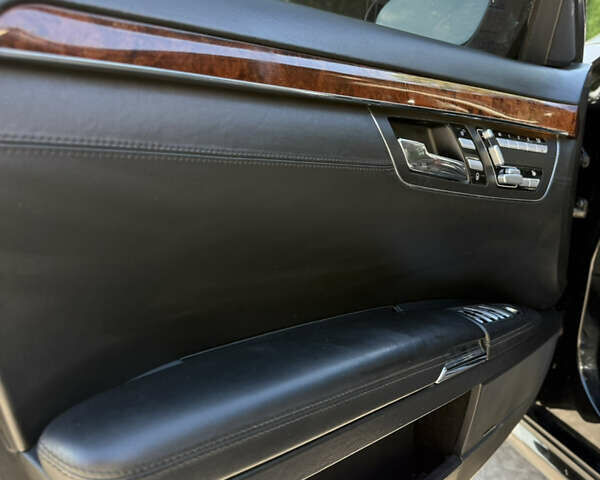 Чорний Мерседес С Клас, об'ємом двигуна 5.5 л та пробігом 349 тис. км за 10300 $, фото 25 на Automoto.ua