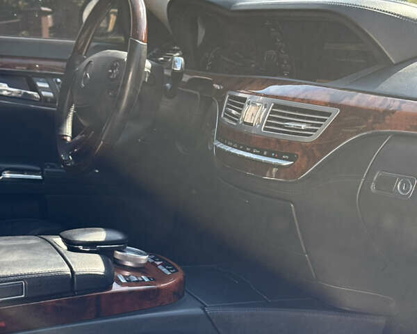 Чорний Мерседес С Клас, об'ємом двигуна 5.5 л та пробігом 349 тис. км за 10300 $, фото 11 на Automoto.ua