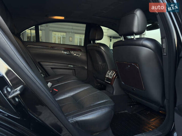 Чорний Мерседес С Клас, об'ємом двигуна 5.46 л та пробігом 224 тис. км за 11200 $, фото 17 на Automoto.ua