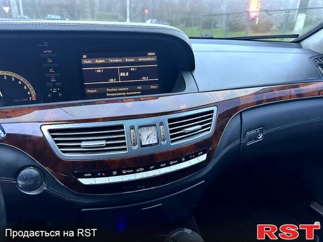 Черный Мерседес С Класс, объемом двигателя 5.5 л и пробегом 297 тыс. км за 15000 $, фото 11 на Automoto.ua