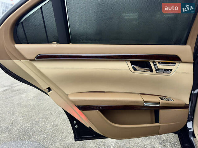 Чорний Мерседес С Клас, об'ємом двигуна 5.51 л та пробігом 193 тис. км за 12700 $, фото 34 на Automoto.ua