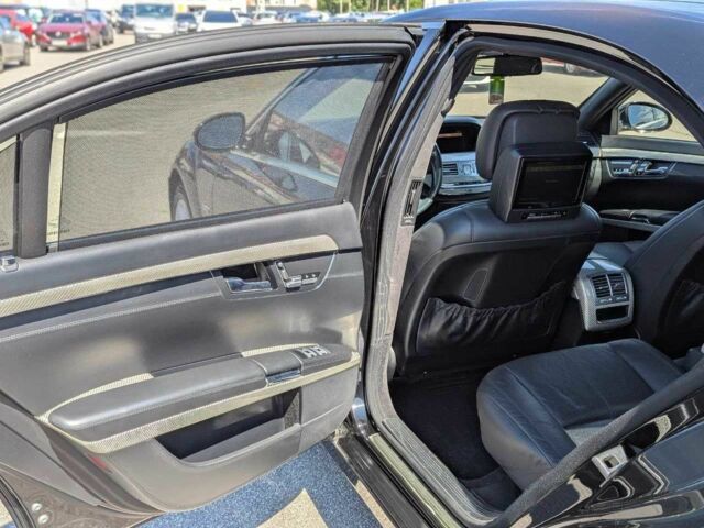 Черный Мерседес С Класс, объемом двигателя 5.5 л и пробегом 217 тыс. км за 10999 $, фото 12 на Automoto.ua