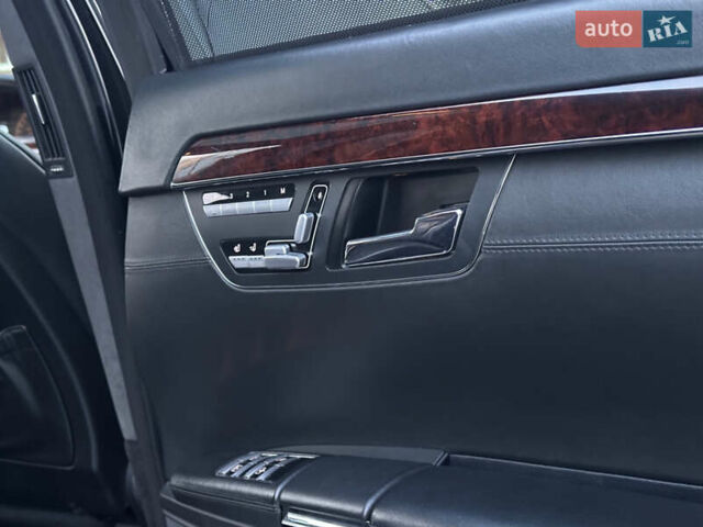 Черный Мерседес С Класс, объемом двигателя 5.5 л и пробегом 297 тыс. км за 9500 $, фото 22 на Automoto.ua