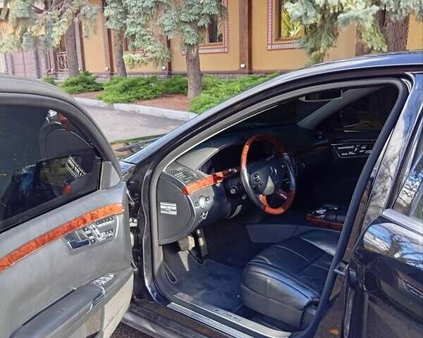 Чорний Мерседес С Клас, об'ємом двигуна 5.5 л та пробігом 235 тис. км за 10999 $, фото 18 на Automoto.ua