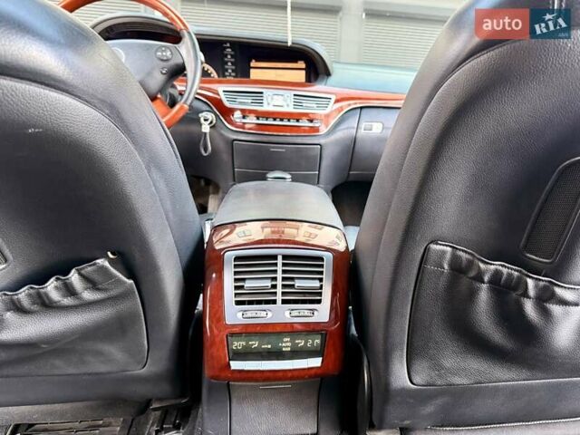 Чорний Мерседес С Клас, об'ємом двигуна 5.5 л та пробігом 375 тис. км за 10200 $, фото 15 на Automoto.ua