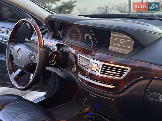 Черный Мерседес С Класс, объемом двигателя 5.5 л и пробегом 297 тыс. км за 9500 $, фото 13 на Automoto.ua