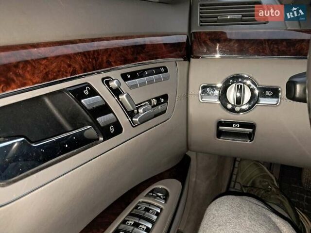 Чорний Мерседес С Клас, об'ємом двигуна 5.5 л та пробігом 168 тис. км за 15000 $, фото 4 на Automoto.ua