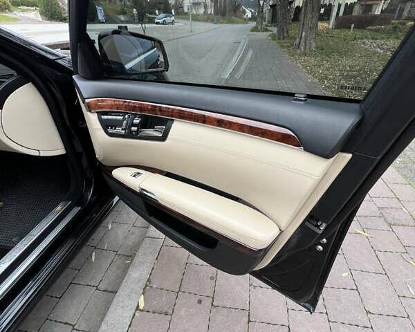 Черный Мерседес С Класс, объемом двигателя 5.51 л и пробегом 189 тыс. км за 12000 $, фото 6 на Automoto.ua