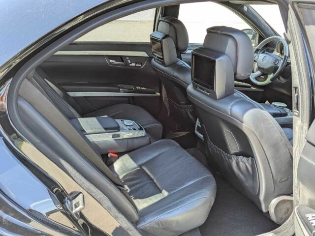 Черный Мерседес С Класс, объемом двигателя 5.5 л и пробегом 217 тыс. км за 10999 $, фото 14 на Automoto.ua